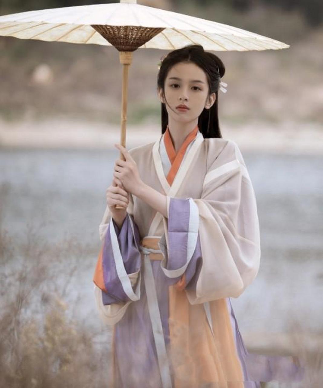 古典国风美人# #明星古风造型# 古典美人撑伞造型,你更喜欢哪个?