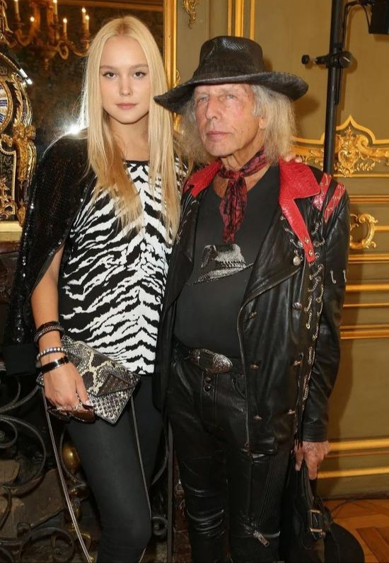 斯特恩亲封的联盟头号球迷的詹姆斯戈德斯坦也看了湖人鹈鹕的比赛