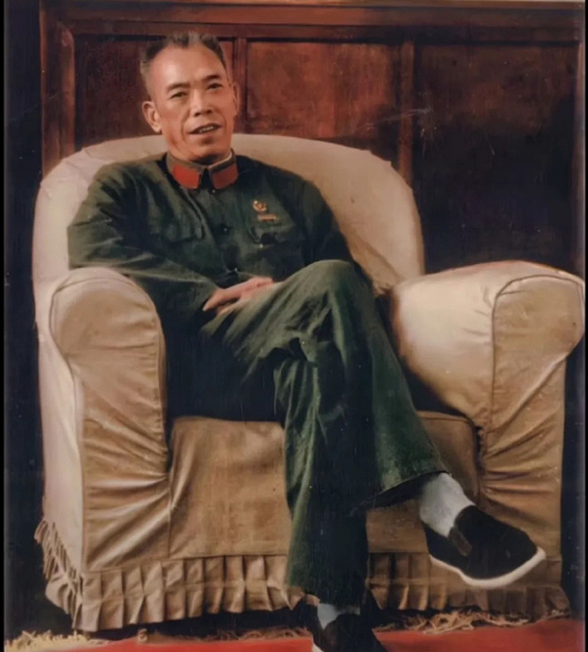 这是张被精修过的照片 照片中的人身着"六五式"军装,脚踩千层底布鞋