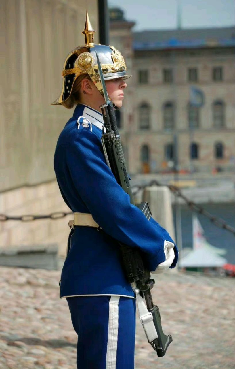 一位瑞典皇室近卫军女兵,摄于2010年