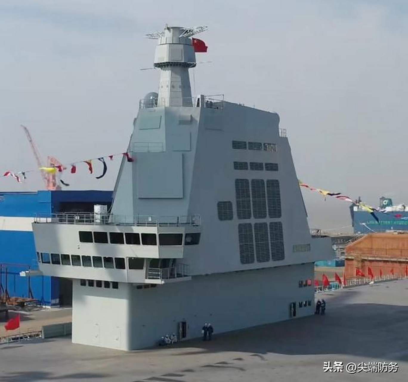 莫非福建舰有点参考了前苏联的核动力航母,舰岛长的有点像.