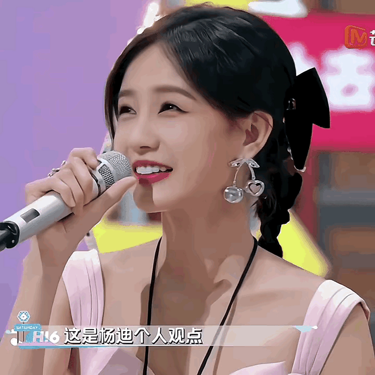 有网友说,李一桐笑的时候总是眯着眼睛张大嘴巴,看着好做作,但,她这