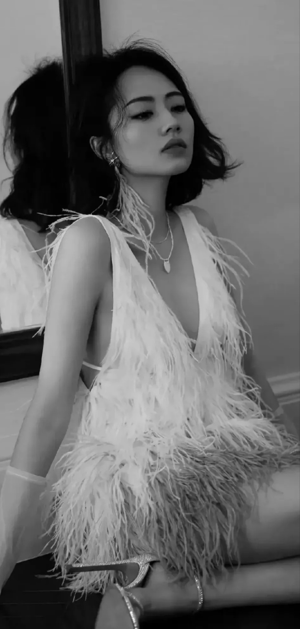 刘惜君最新一期白色抹胸裙风情万种气质迷人风采,白色毛绒绒开领