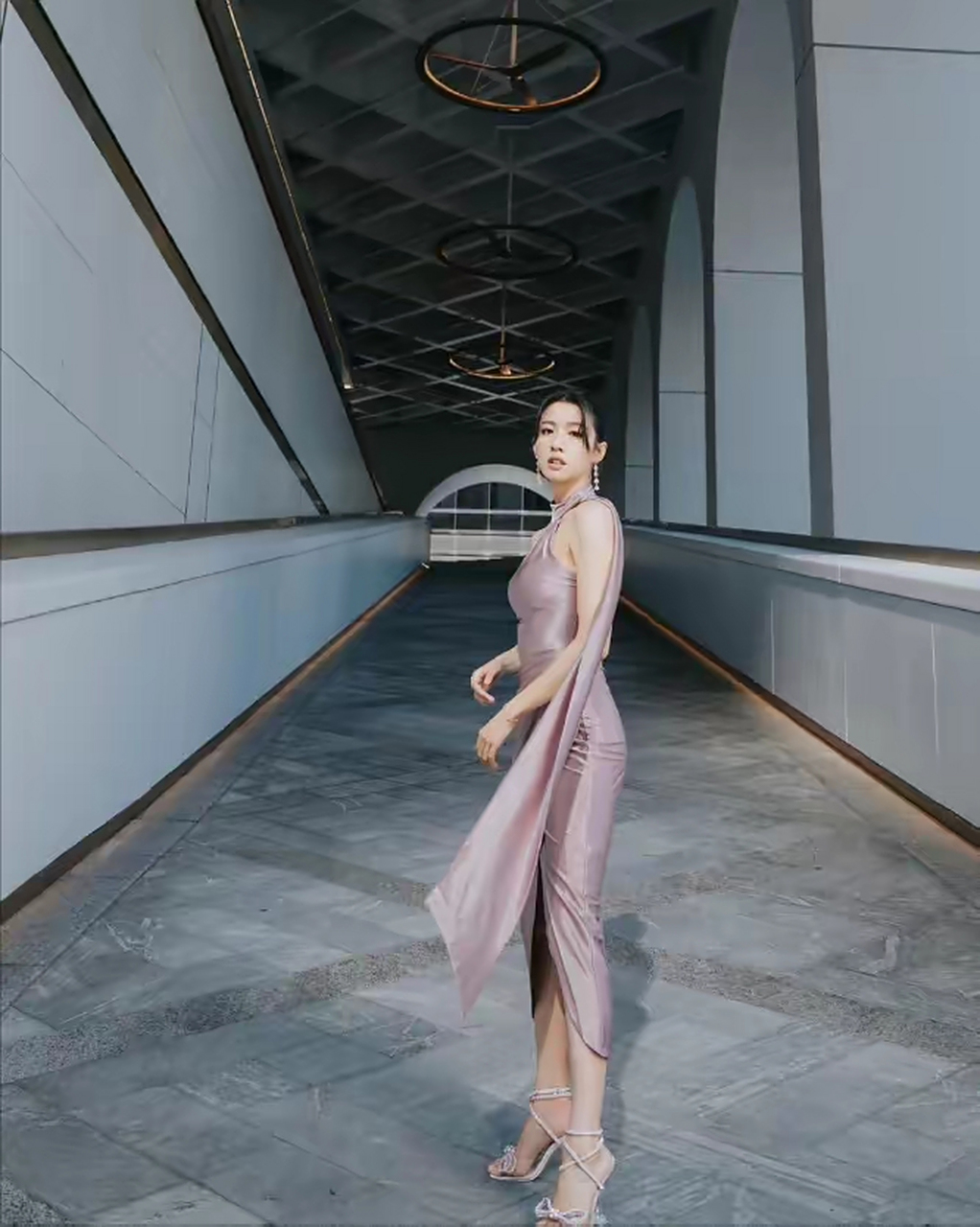 小郭蔼明"蔡思贝,身材窈窕性感,香肩美腿太吸睛