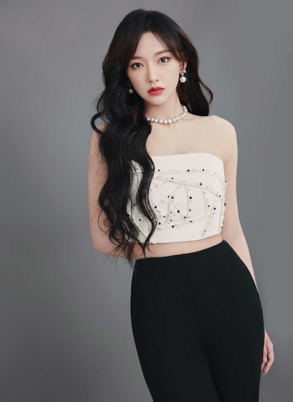 程潇出席活动长发及腰,昔日女爱豆蜕变成女明星,穿衣打扮和气质都和