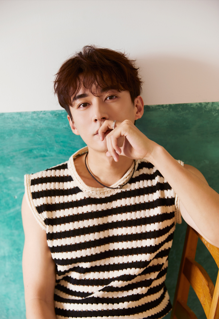 刘学义也很帅呀,古装和现代装都很帅气.