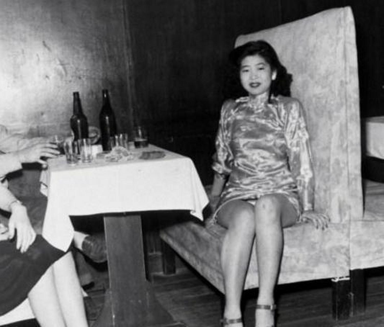 民国#民国# 时期大上海的富太太,穿着旗袍贵气优雅,从老照片#老照片