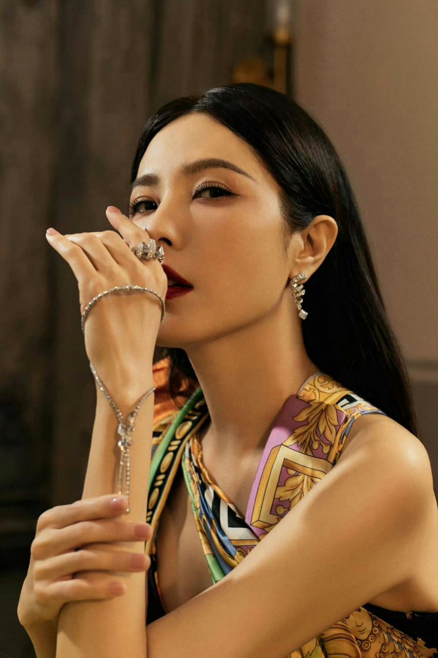 曾黎身穿versace丝巾礼服,佩戴来自chaumet torsade de chaumet旋爱