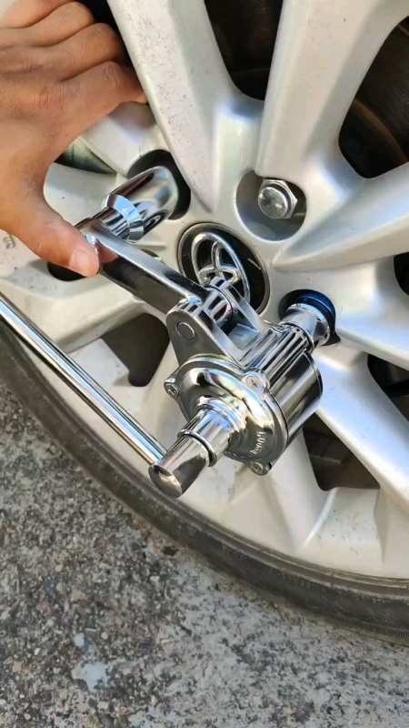 义乌小伙研发省力轮胎扳手问世打破传统设计女生轻松拆轮胎