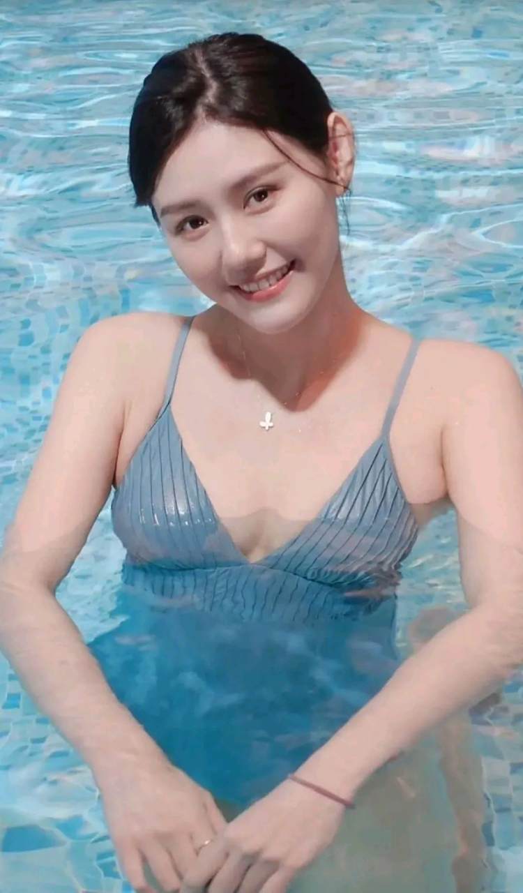 中国女子游泳队成员刘湘写真照片罕见曝光,但是万万没想到的是,她胸前