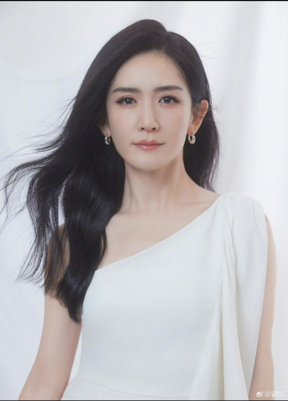 谢娜分享写真大片#每日娱乐播报# 微微卷长发很女神.