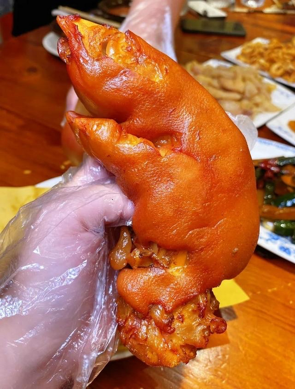 猪蹄里确实有胶原蛋白分子,但是个头太大,人体无