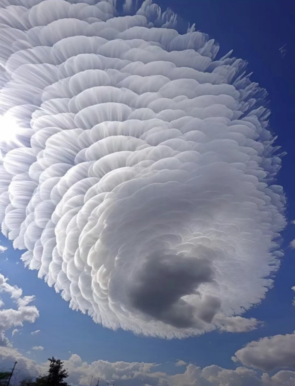 云头如花瓣,如水纹般的铺在天上,一朵挨着一朵,天边偶而飘浮着淡淡的
