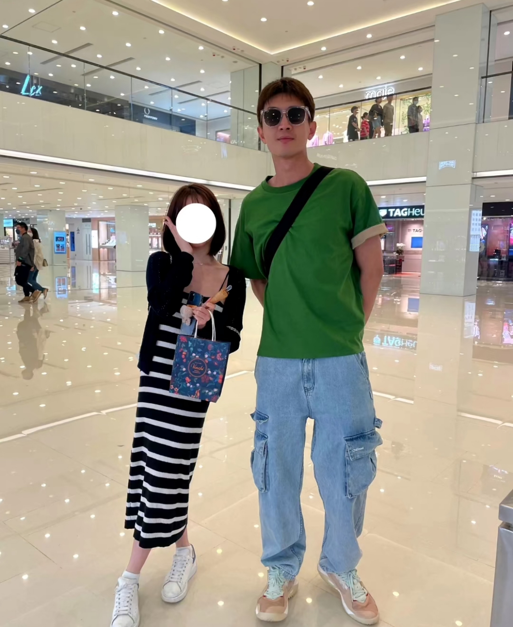 路人镜头下的林更新,个子真高啊!