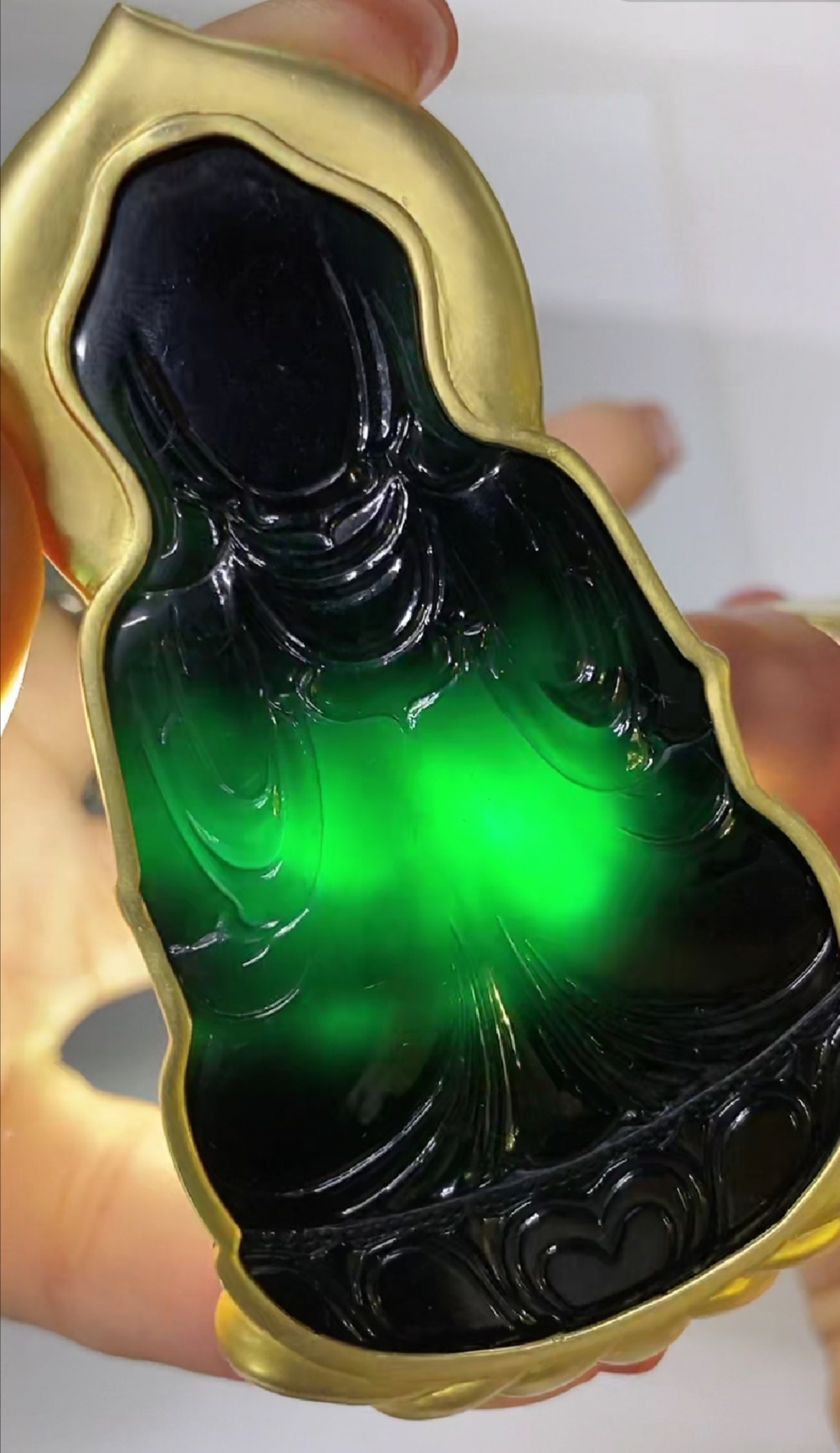 墨翠观音,冰种镶金,法相庄严