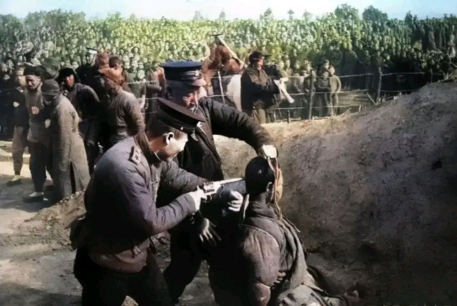 民国时期枪决犯人的老照片.