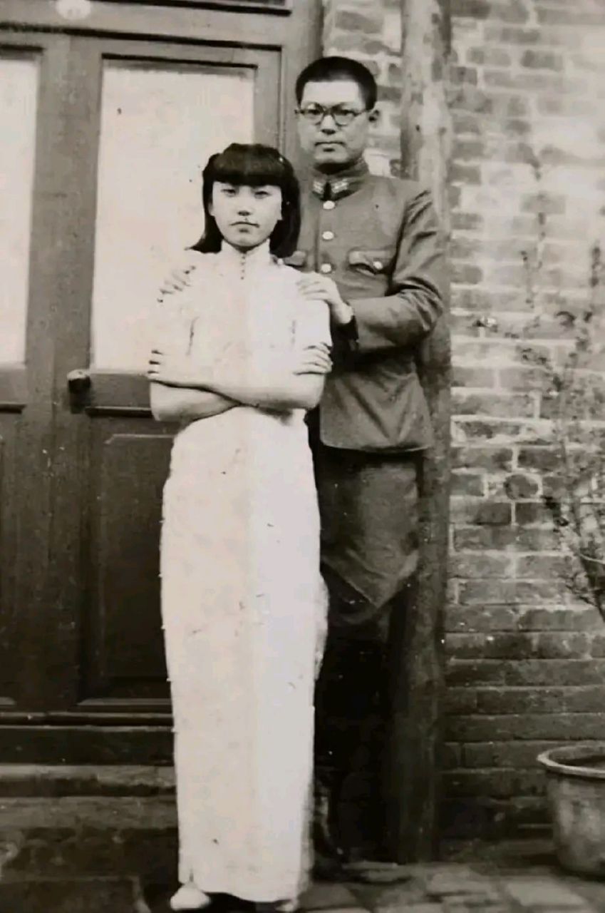 抗日战争时期,一名日本军官和一位女子的合影,照片中这位女子穿着一身