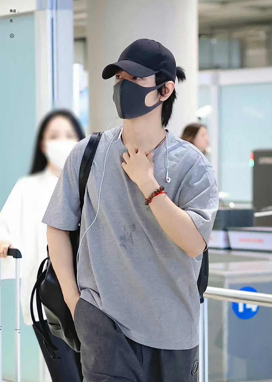 肖战前往香港的最新机场街拍