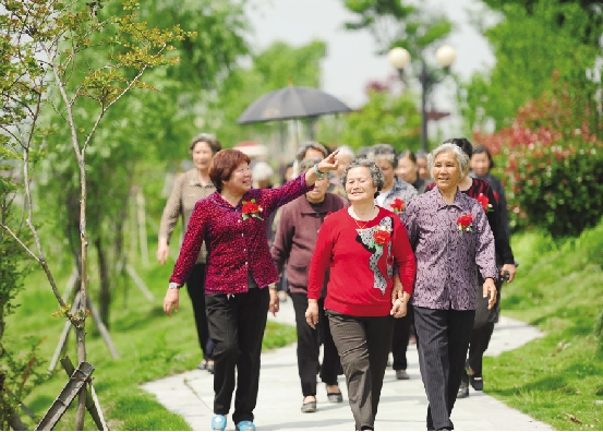 揭秘低价老年旅游团十种套路!不要再上当了!