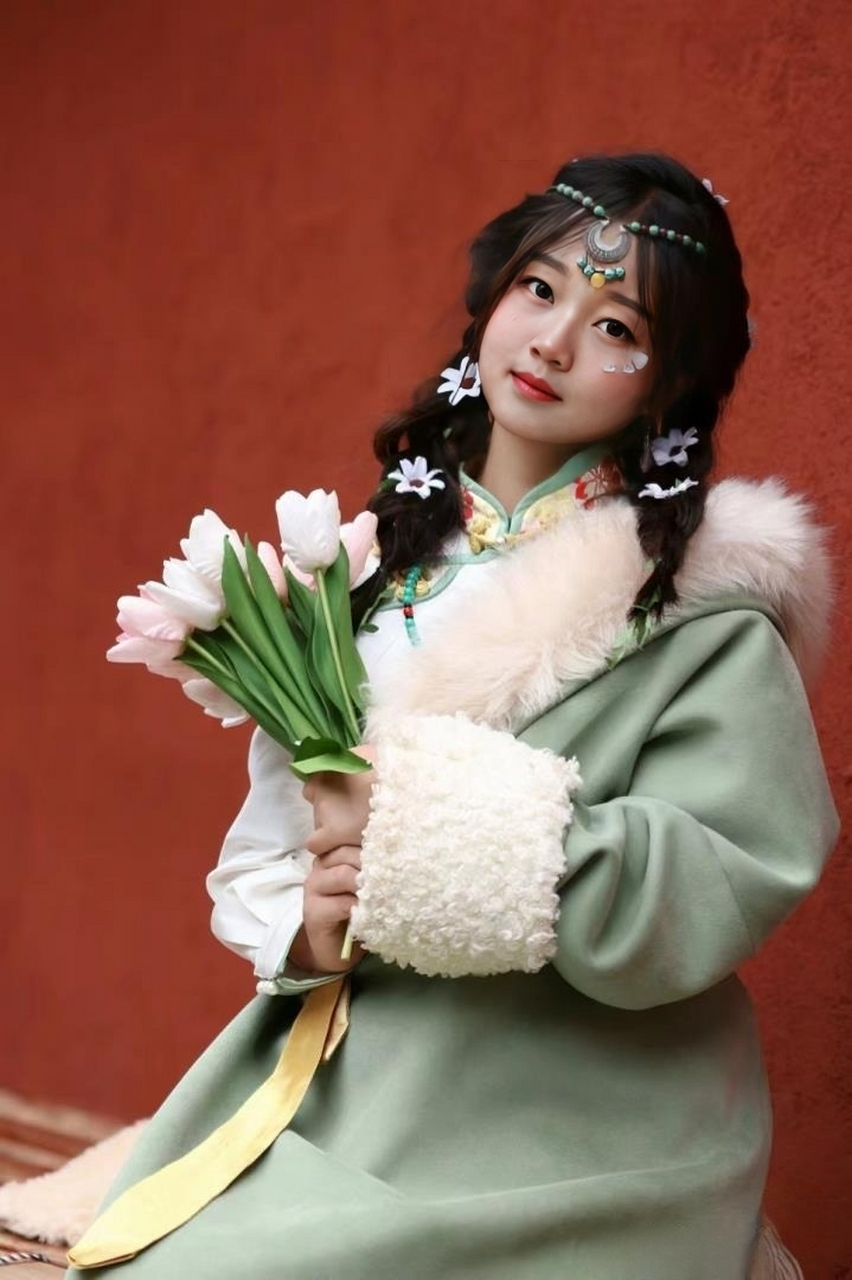 谁能抗拒,这么美的藏族姑娘服饰,充满民族特色的高原妆容,繁复古老