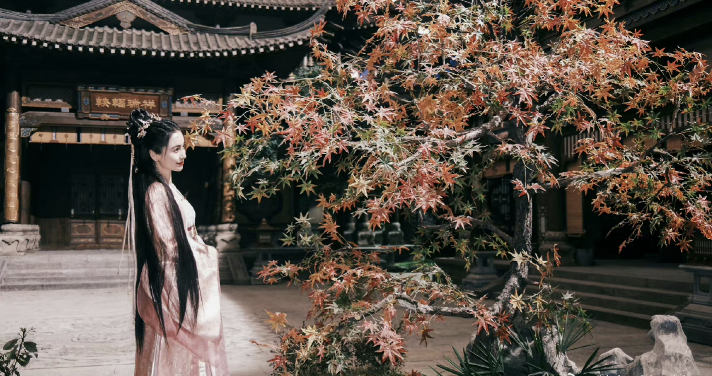 不敢相信这是baby,光看背影真的好有古代仕女的风姿,如果把微笑唇改一