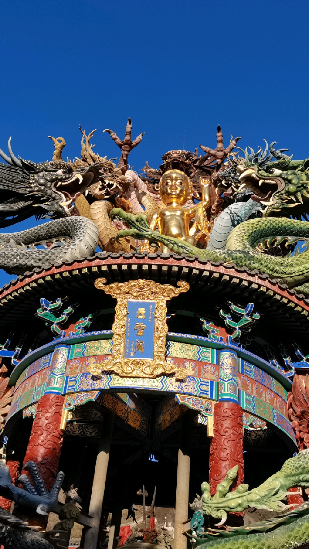 白瀑寺气势恢宏佛像