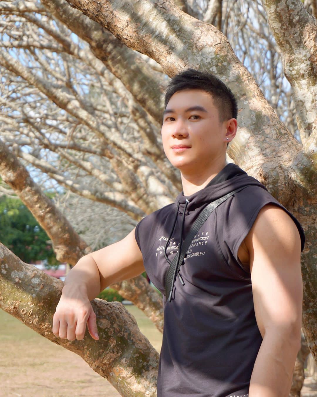 90后的男生壮壮的,肌肉大只尽显男友力,不愧是努力的健身爱好者