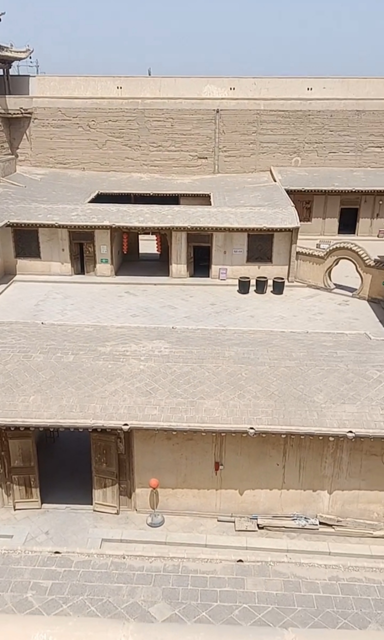 来甘肃旅游,看这土房子盖的真漂亮,而且这里面打扫的真干净,我老公说