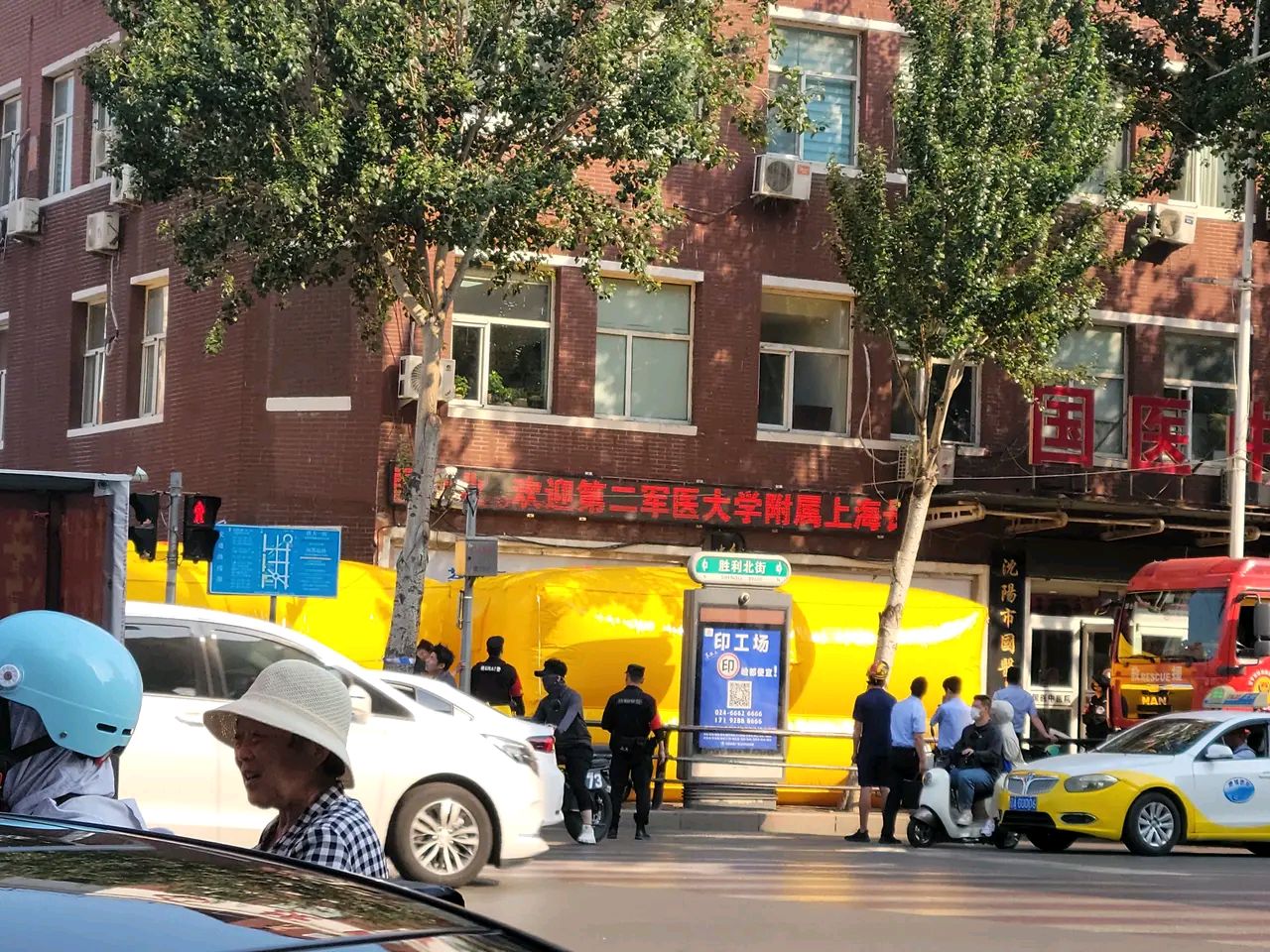 突发,沈阳一全裸女子医院楼顶欲跳楼轻生?消防救援已赶到现场