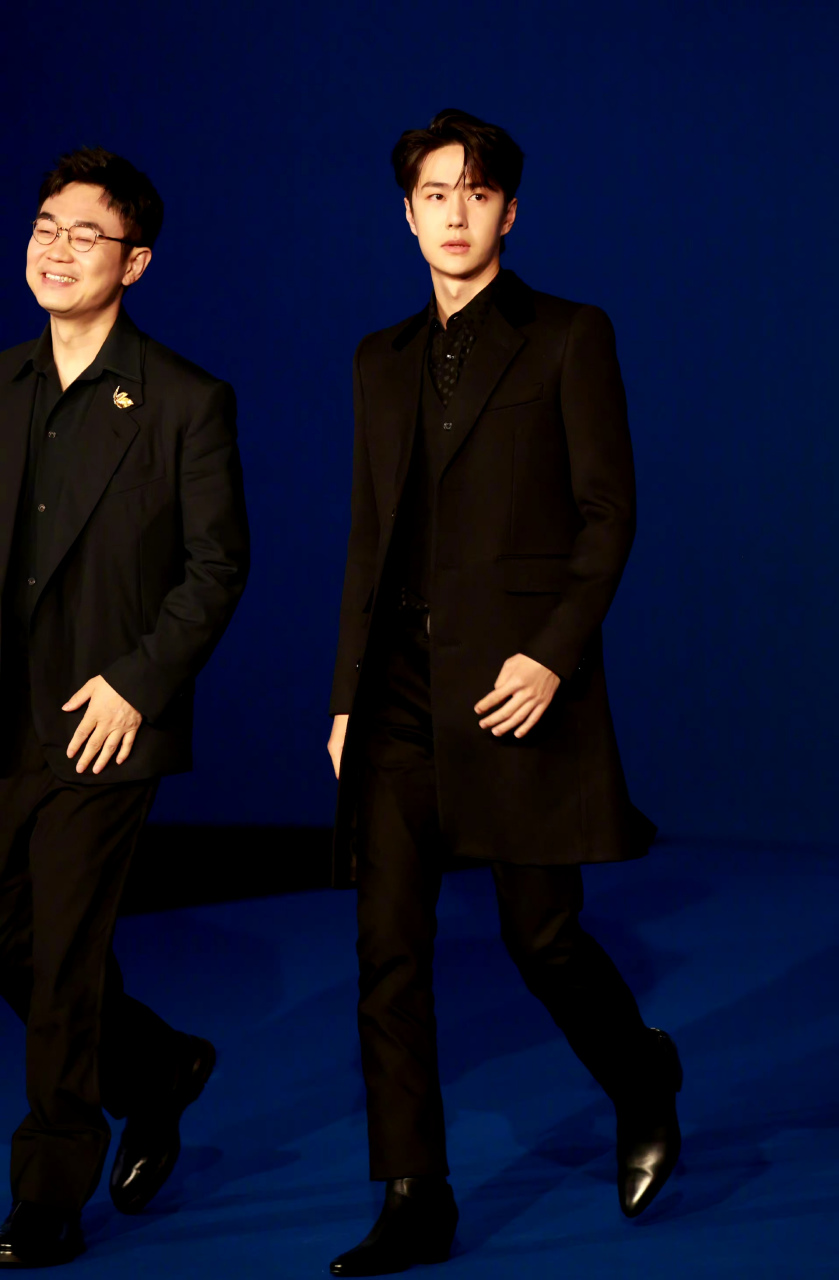 红毯博是闪闪发光的大明星赛车博是男性荷尔蒙爆棚好酷#王一博