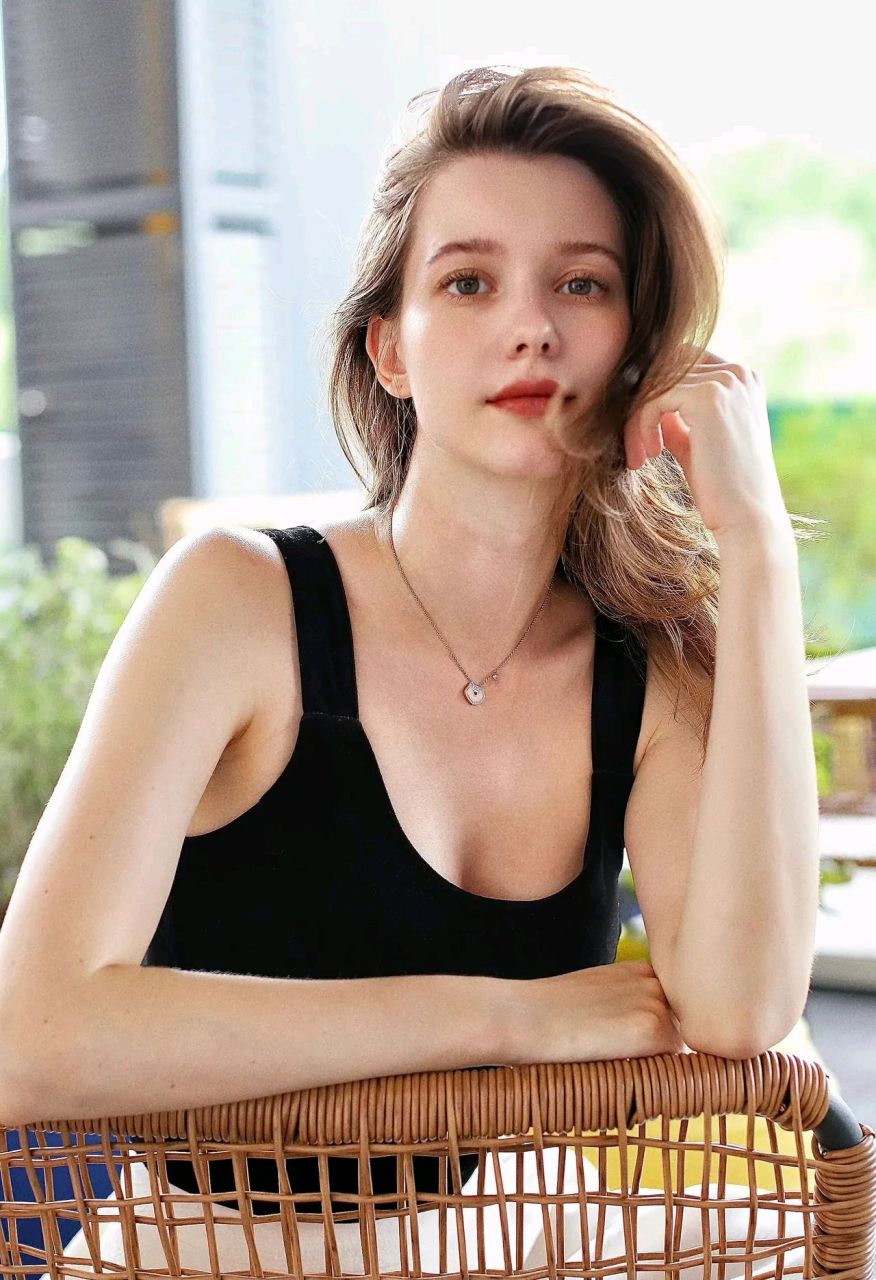 秦妃她容貌秀丽,身材婀娜,是浙江大学最有名的"混血美女校花",毕业