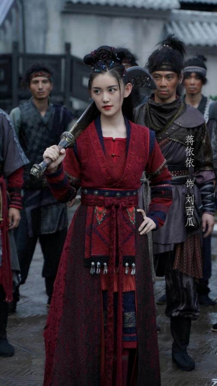 蒋依依红毯拍照把裙尾扯掉了# 小姐姐蒋依依在#中国电影大数据盛 