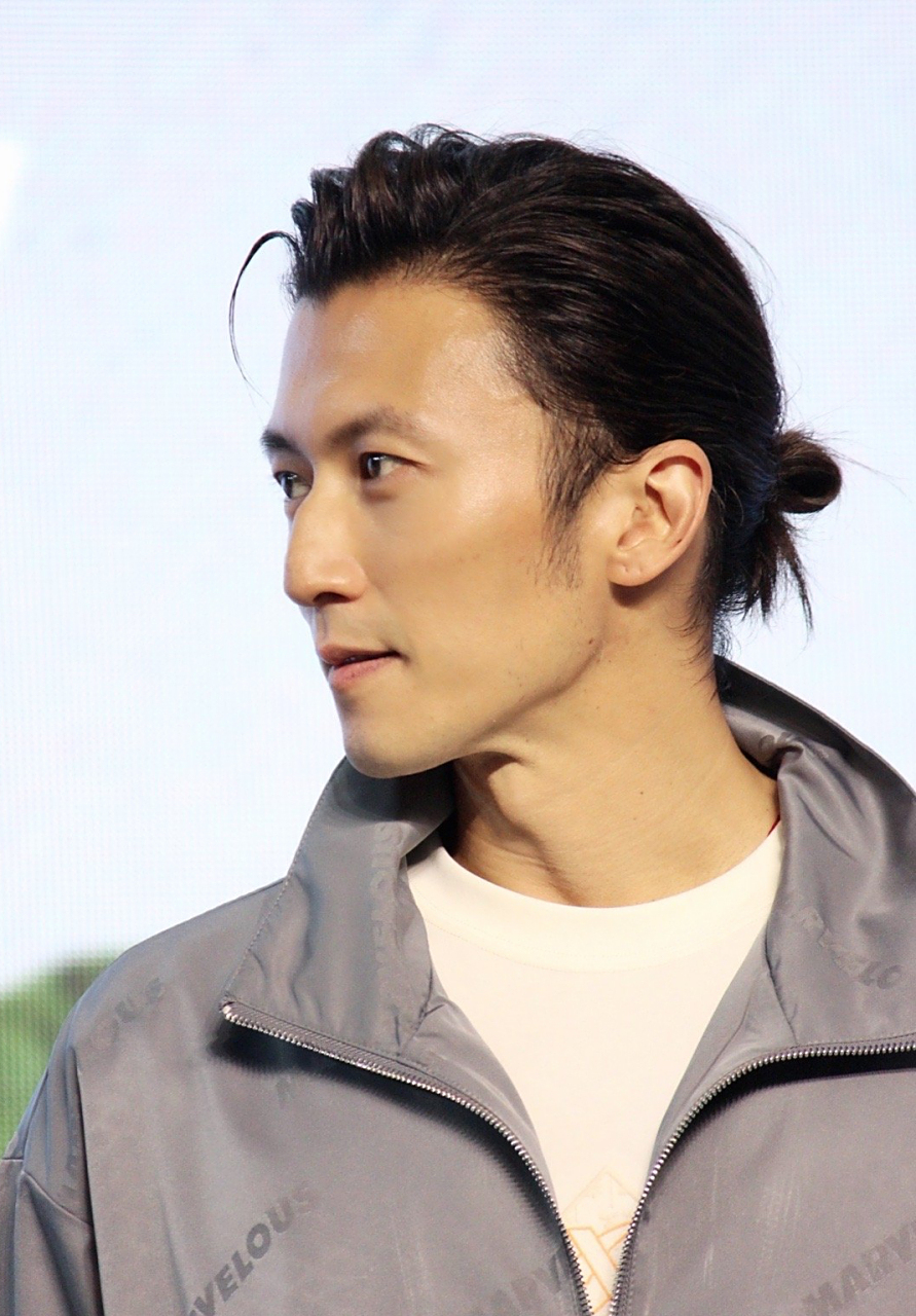 谢霆锋近期生图,脸和身材都在线,皮肤好有腹肌,43岁了,一点儿也没发福