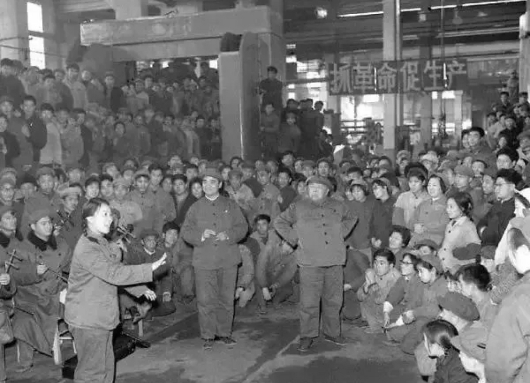 1973年2月,北京京剧团洪雪,马长礼,周和桐在济南机床厂演唱《沙家浜