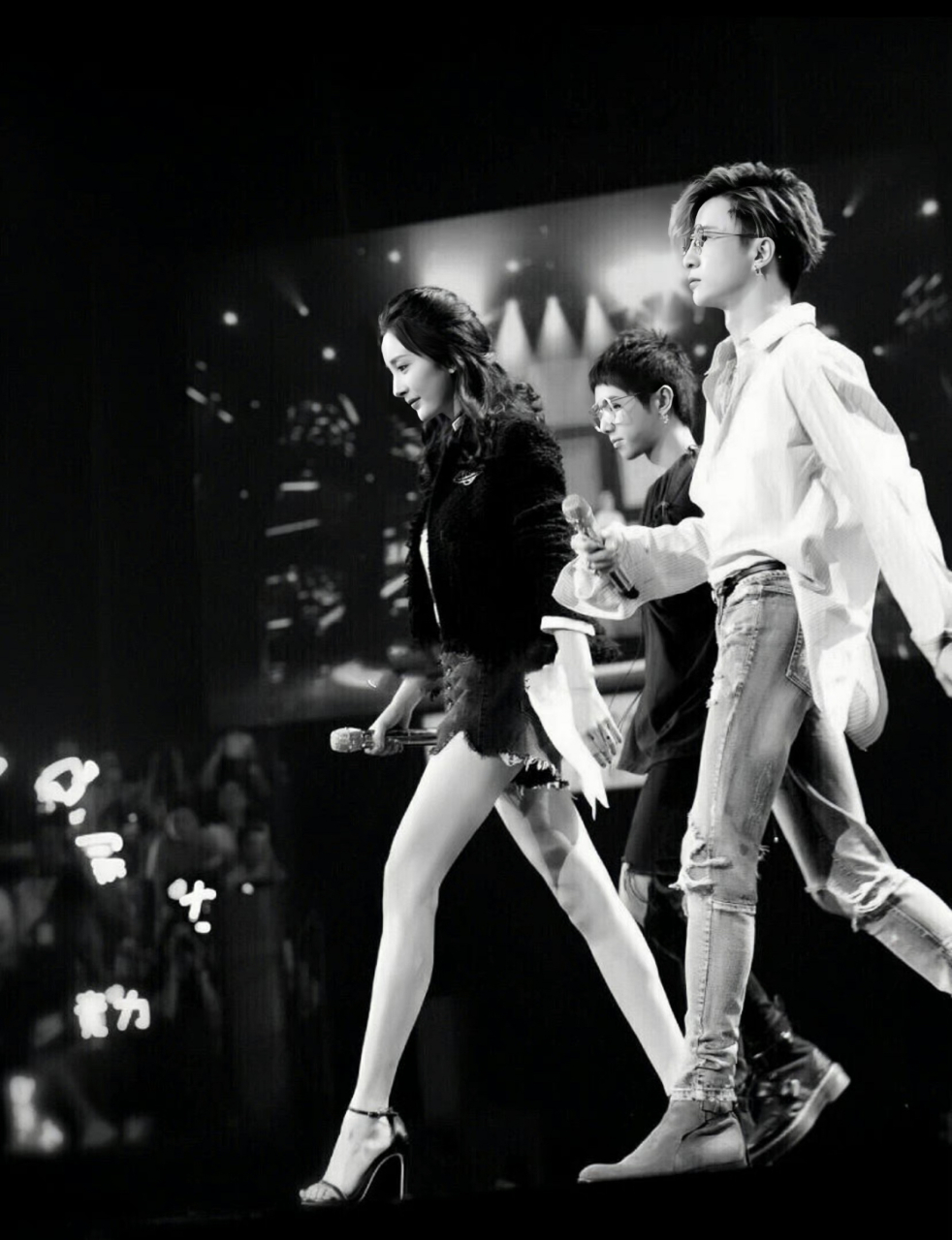 摄影师角度刁钻,看看薛之谦这侧颜,这大长腿,简直是帅麻了!