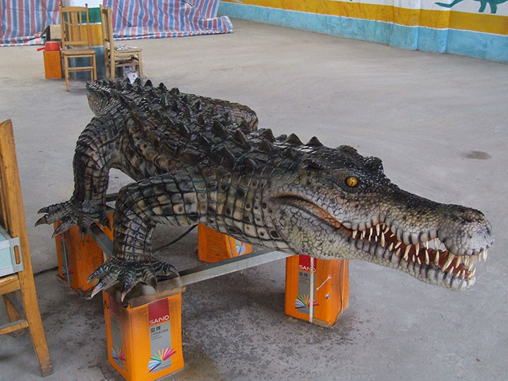 逼真的机械鳄鱼模型