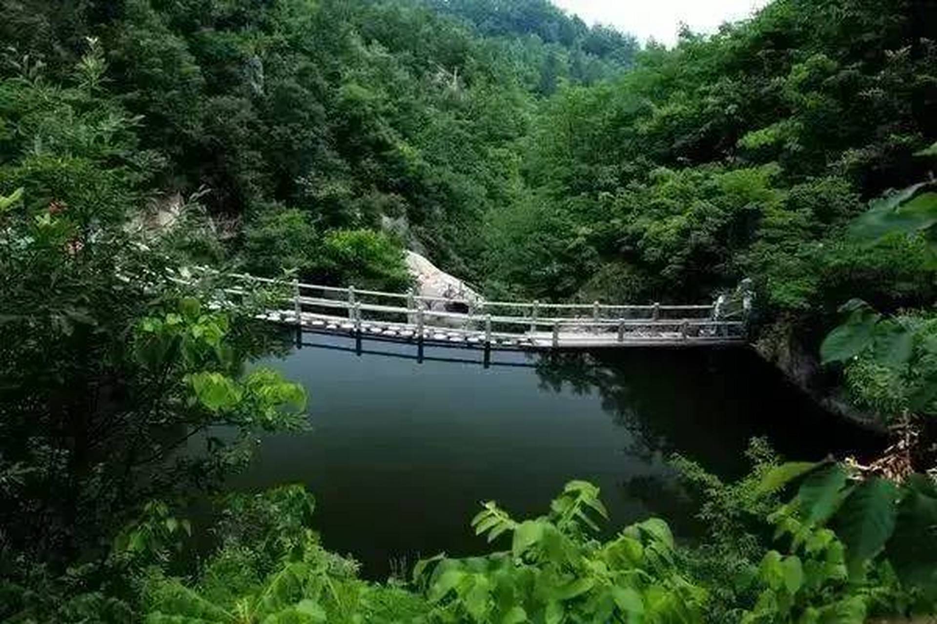 一行几人本要去鲁山县尧山景区,奈何游人太多,于是朋友在前走到哪算哪