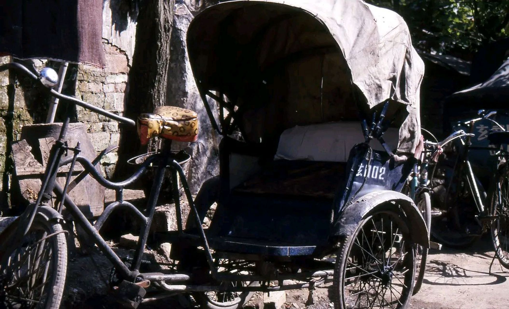 1988年,街头的人力三轮车.现在您的城市里还有这种人力三轮车吗?