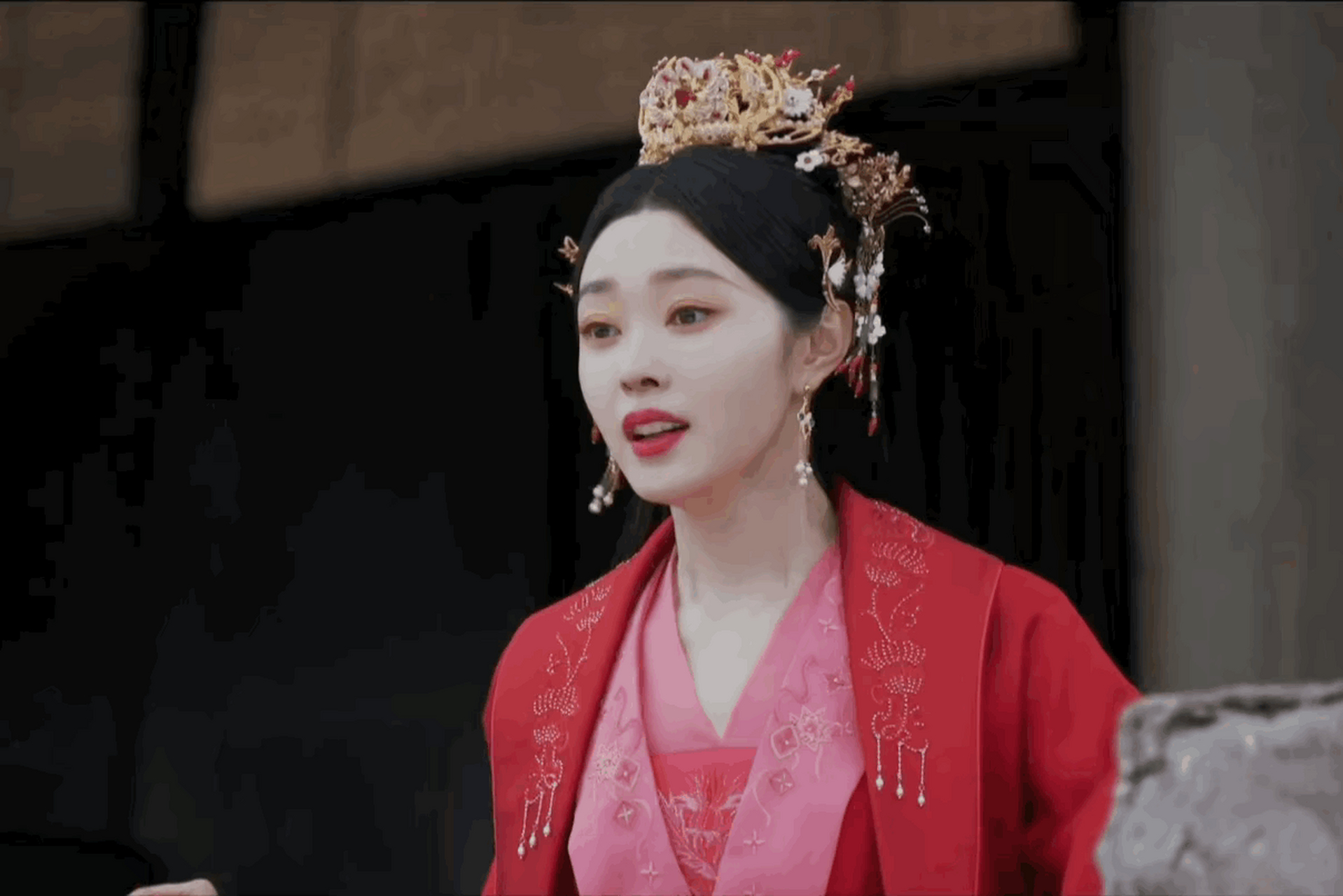 在《长风渡》中,宋轶饰演的柳玉茹一身红装,击鼓给丈夫壮士气,太让