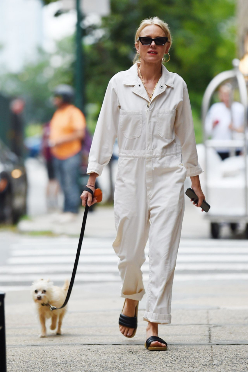 54岁的naomi watts 娜奥米·沃茨身穿白色牛仔连体服在纽约外出遛狗.