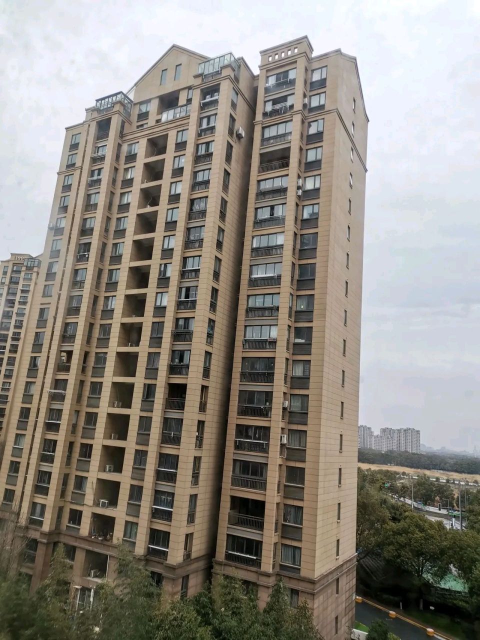 我楼下的邻居把上海中环的房子给卖了,然后回他们老家江西去了.