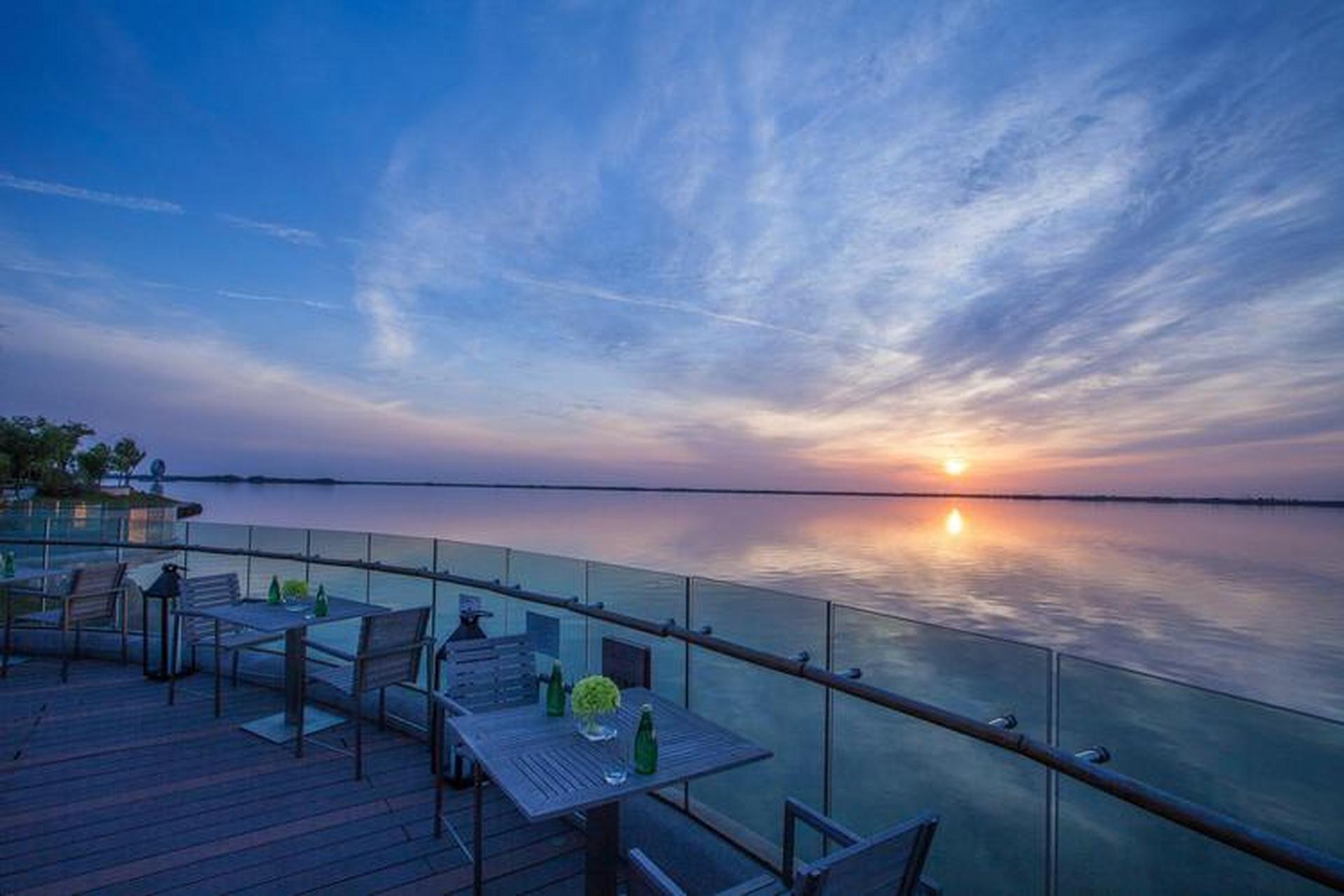 上海滴水湖洲际酒店是洲际酒店管理集团旗下的皇冠假日酒店.