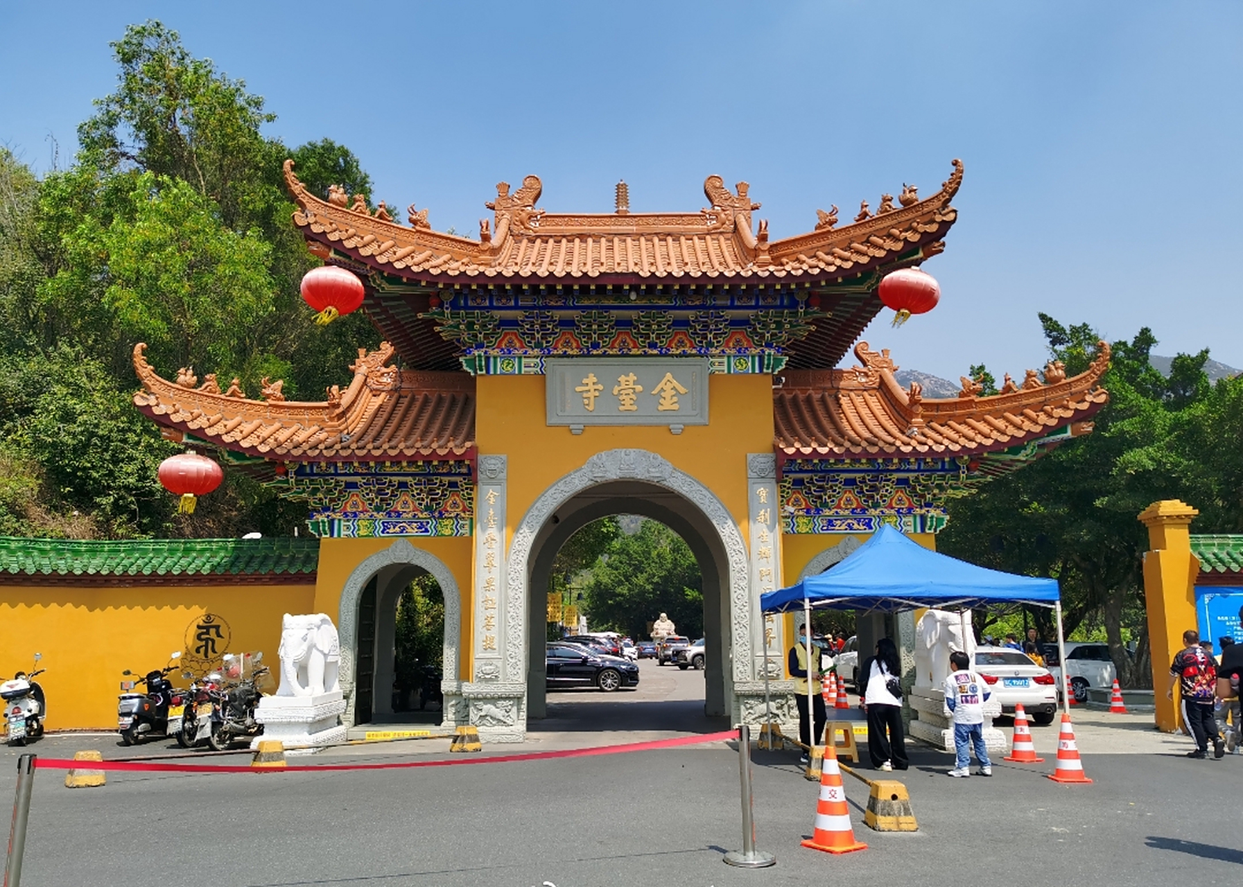 珠海第一峰黄杨山,海拔581米,位于珠海市斗门区中西部.