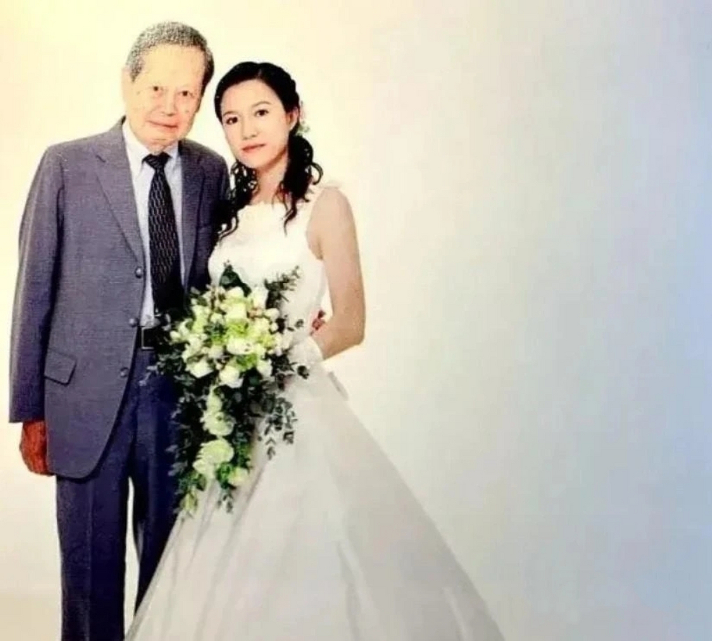 杨振宁的两任妻子 1949年杨振宁与杜致礼于中餐厅邂逅,次年喜结连理.