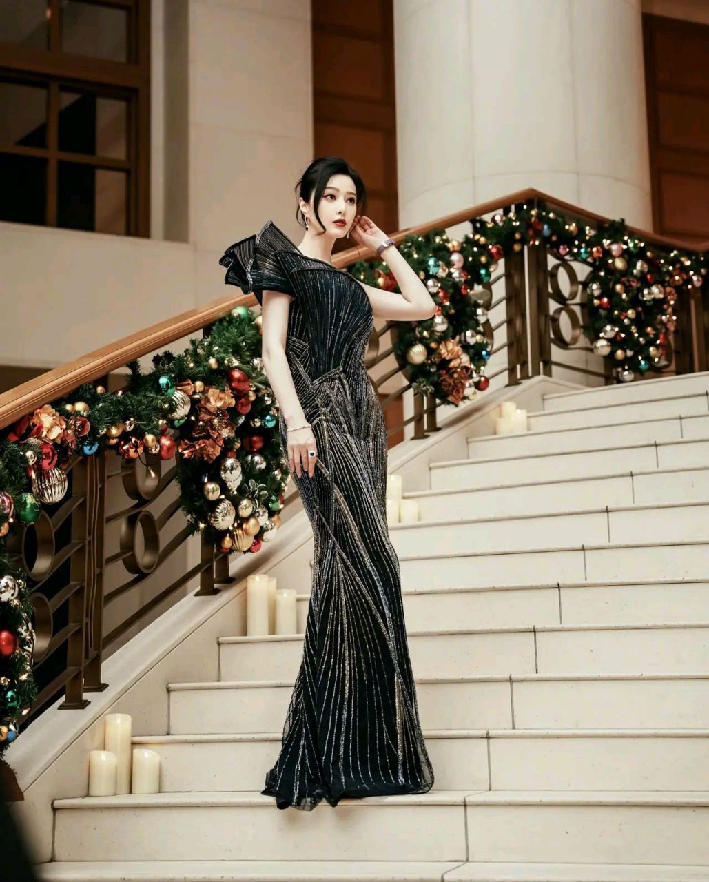 藏蓝色连衣裙点缀金丝纹路,高雅与贵气感共融.