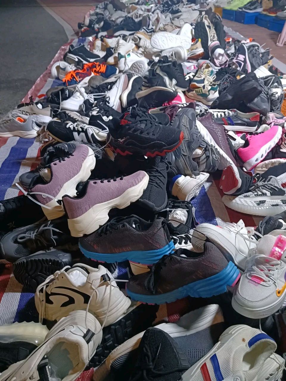 当我再次来到深圳,摆地摊卖鞋的时候,我已经背负着20万的债务,带着仅