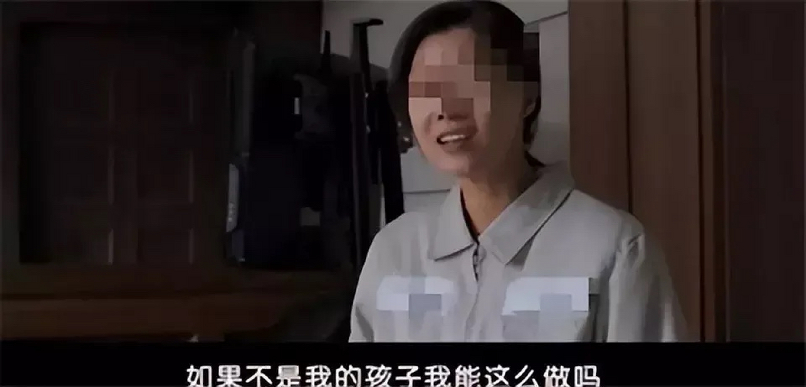 1993年,青海西宁,名叫小苏丽的女孩因偷拿一块油渣,被母亲燕志云一把