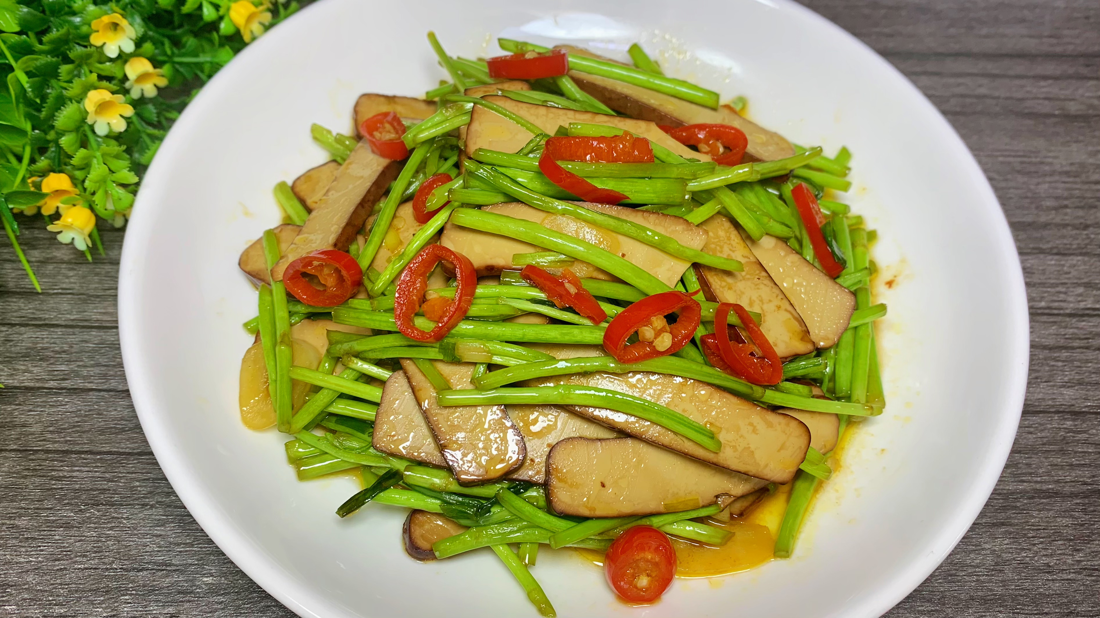 没想到比吃肉还贵的芦蒿这样一炒,清脆爽口,鲜香入味,下酒下饭