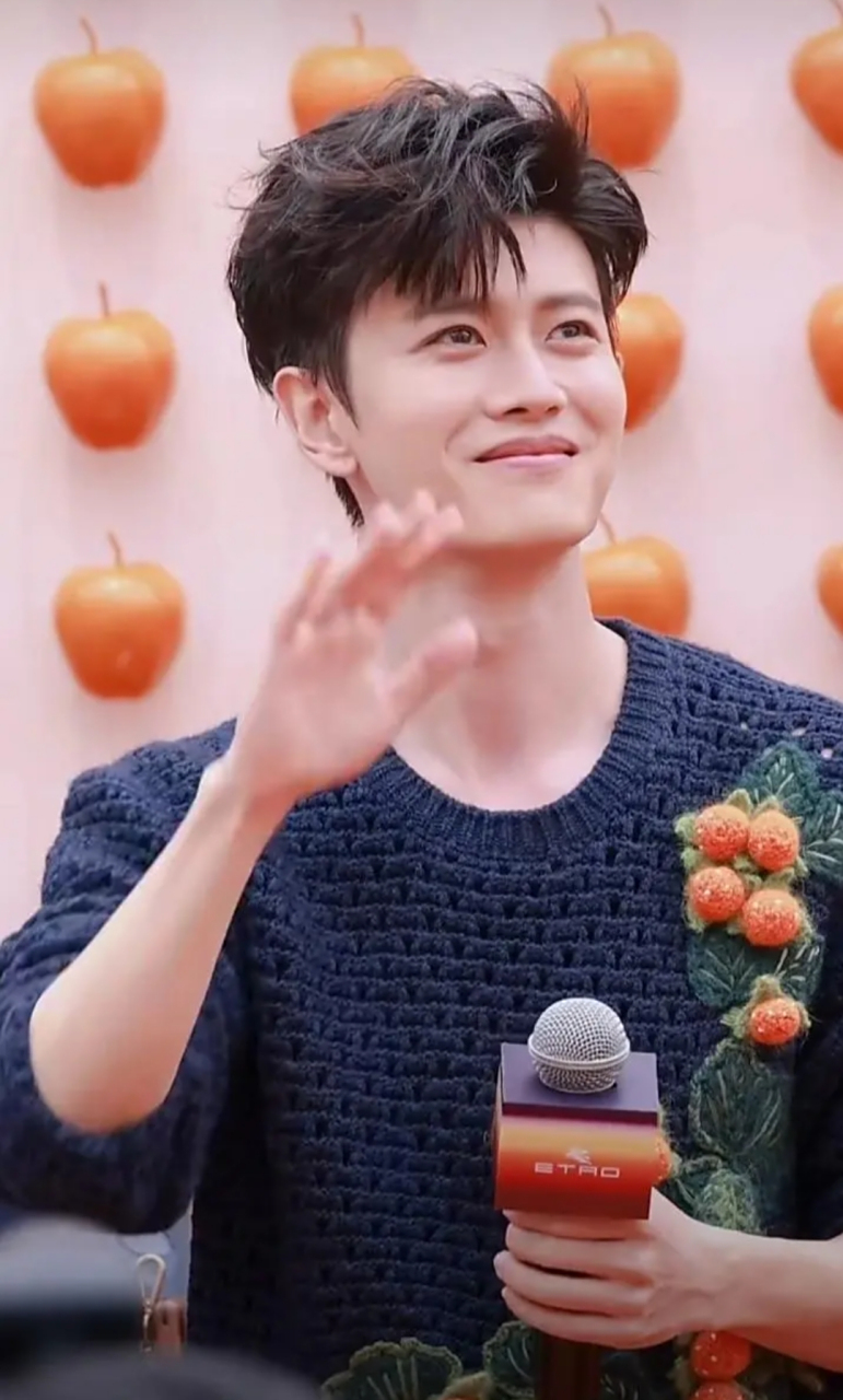 任嘉伦的括弧笑也太迷人了,又甜又治愈,越看越上头