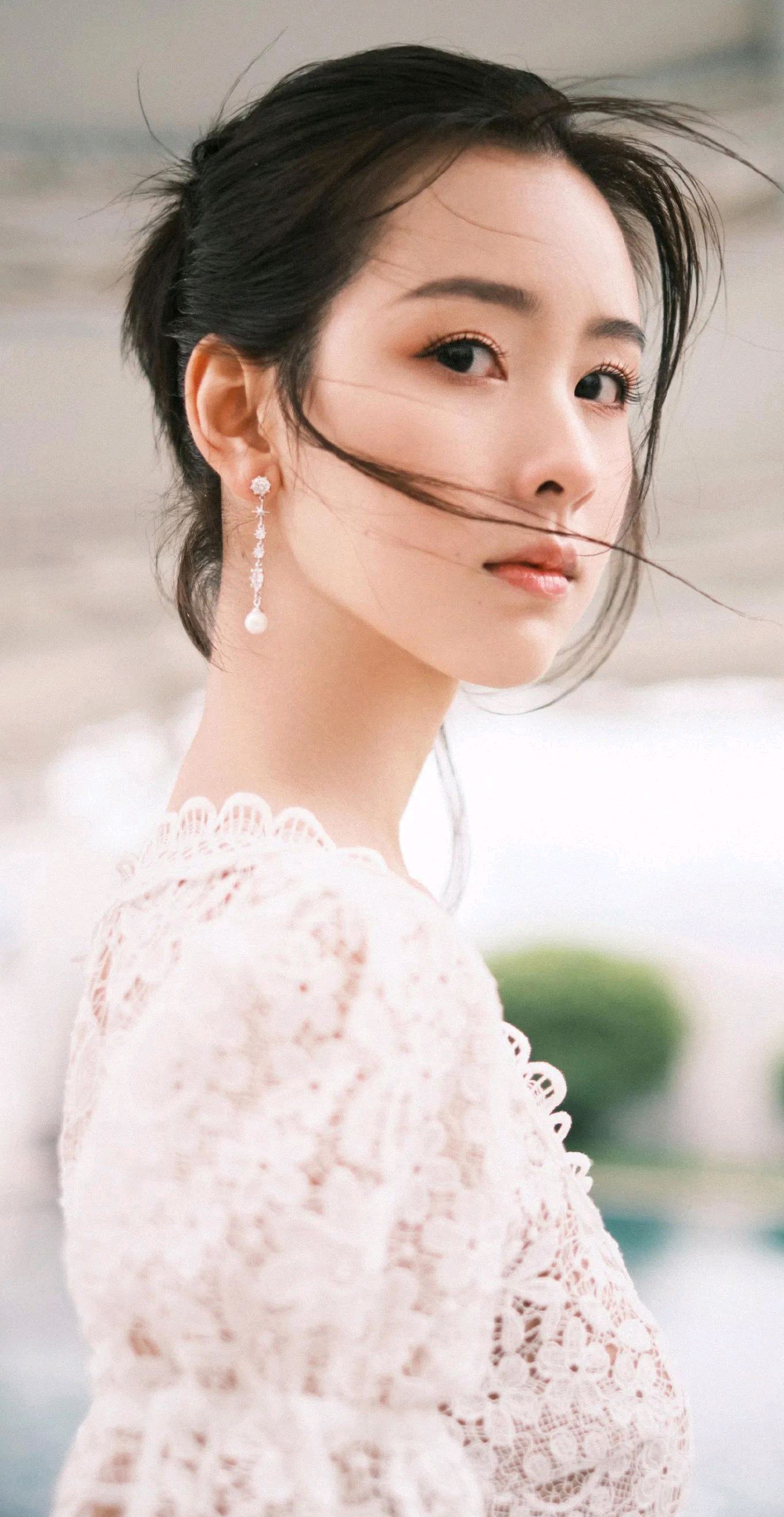 气质美女陈都灵,肤白貌美,令人怦然心动
